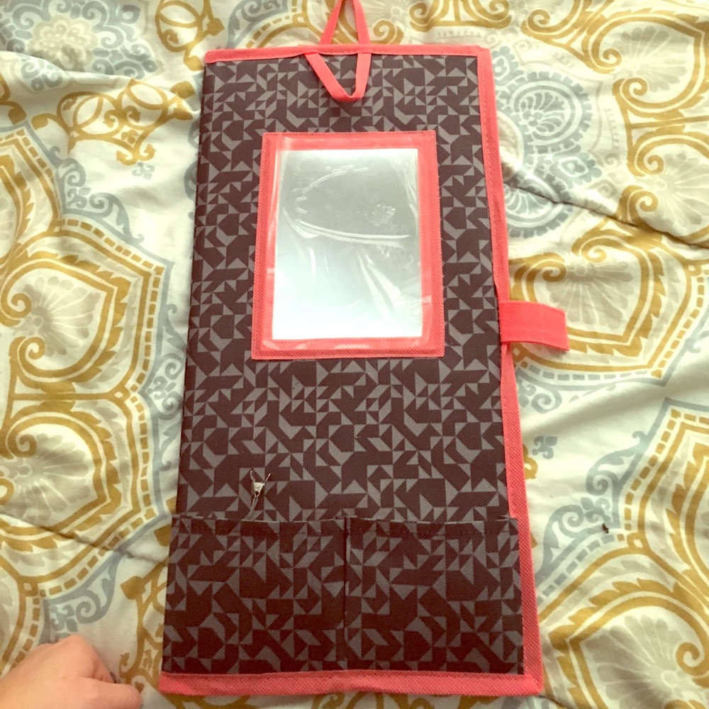 Portable jewelry organizer