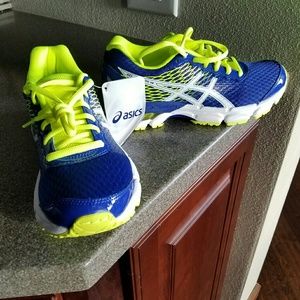 Kids size 4 (big boy) Asic Gel Nimbus 18GS