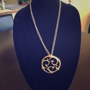 Gold pendant necklace