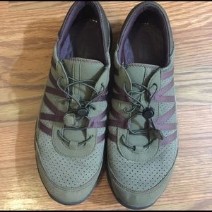 30% off bundles! Clarks size 9.5 shoes