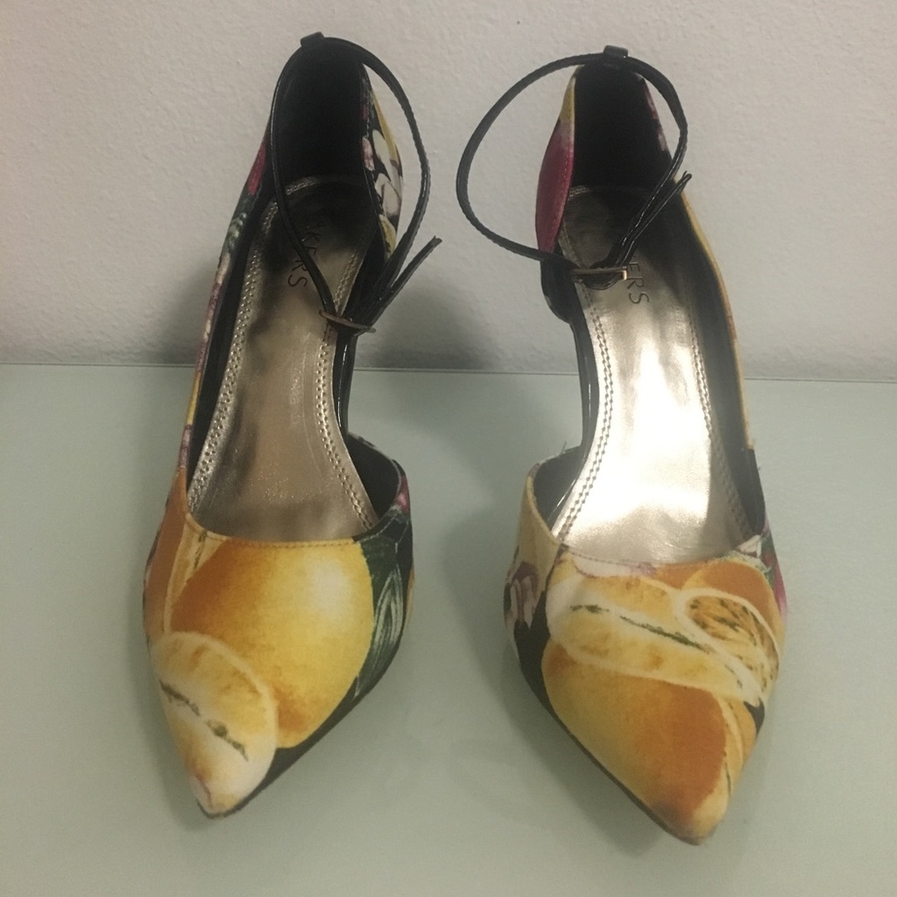 Ankle strap pointy toe heel