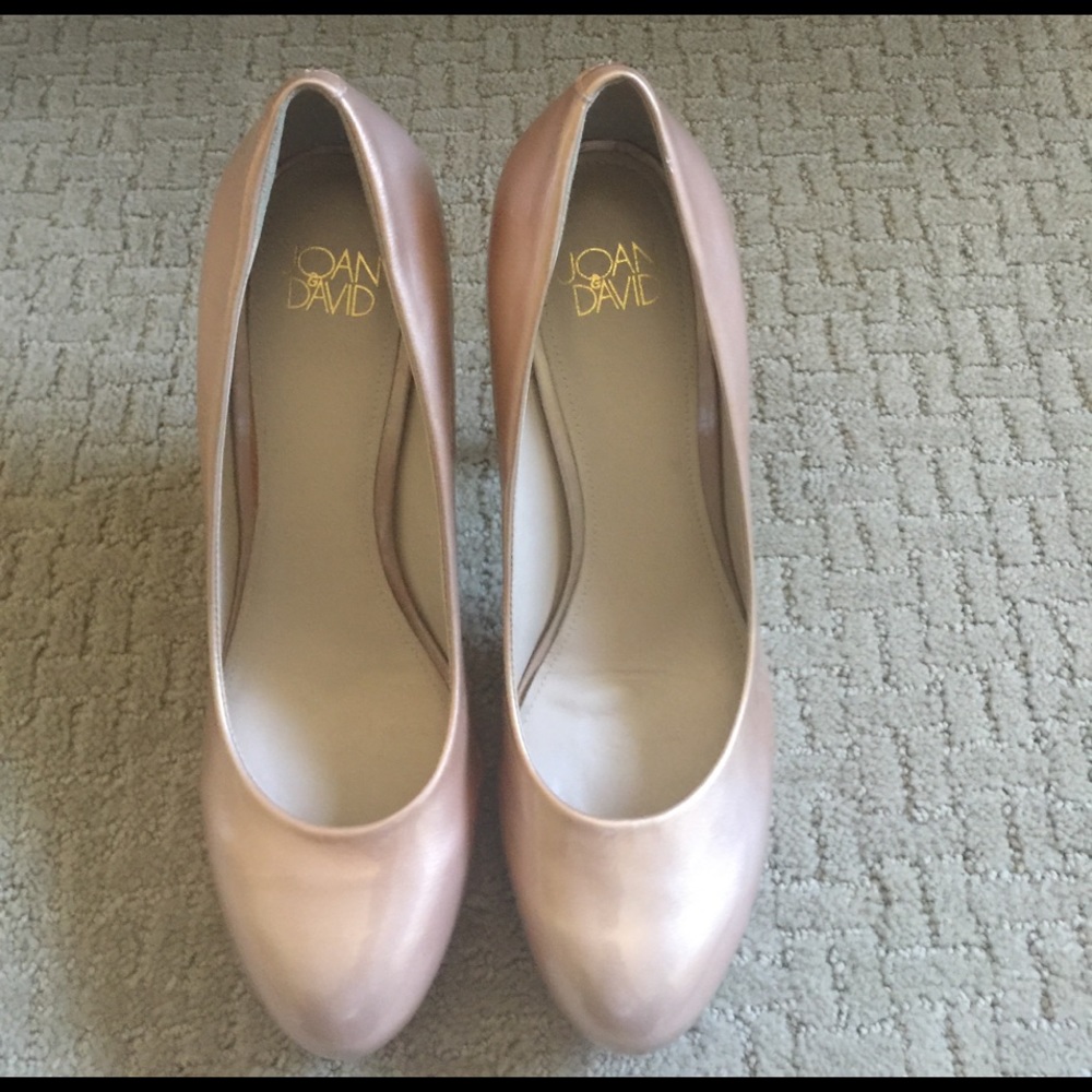 Shiny metallic pump