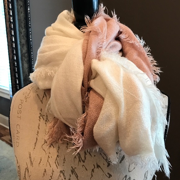 Banana Republic Accessories - 🍁🍂🍂Banana Republic Blush and Cream Scarf