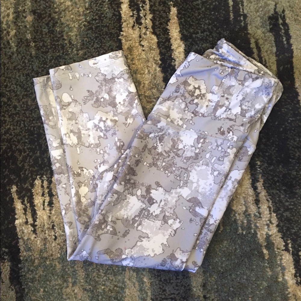 CLOUDY WHITE CROPPED LEGGINGS