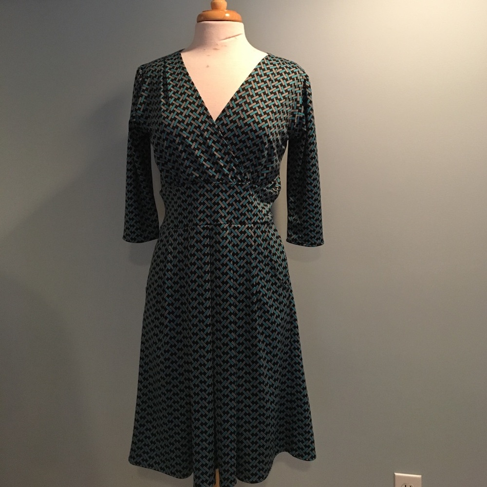 V-neck Karina dress.