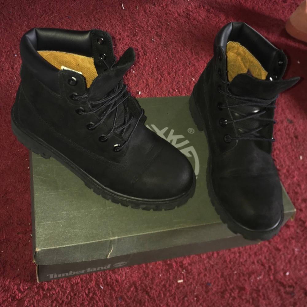 WATERPROOF BLACK TIMBERLANDS