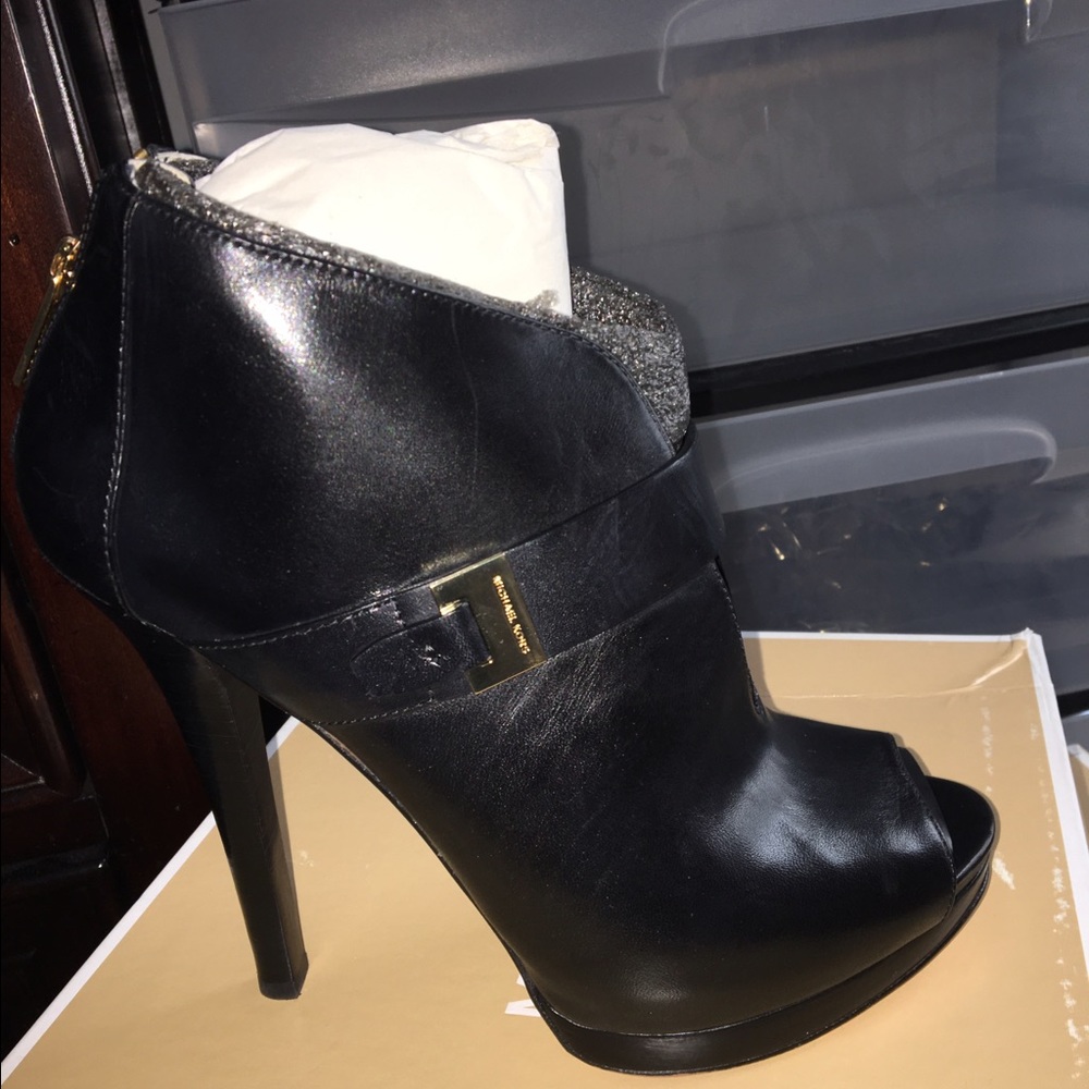 MICHAEL Michael Kors 'Guiliana' Peep Toe Buckle