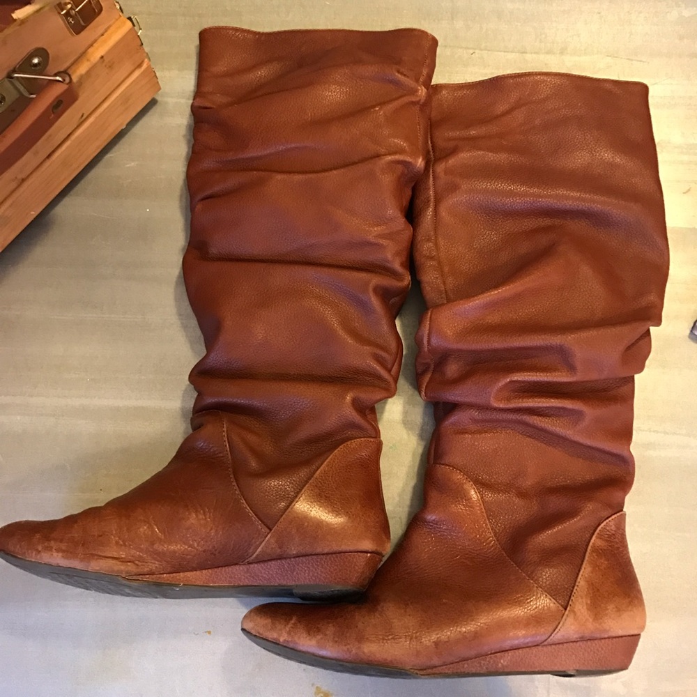 Brown flat boots perfect for spring and fall,