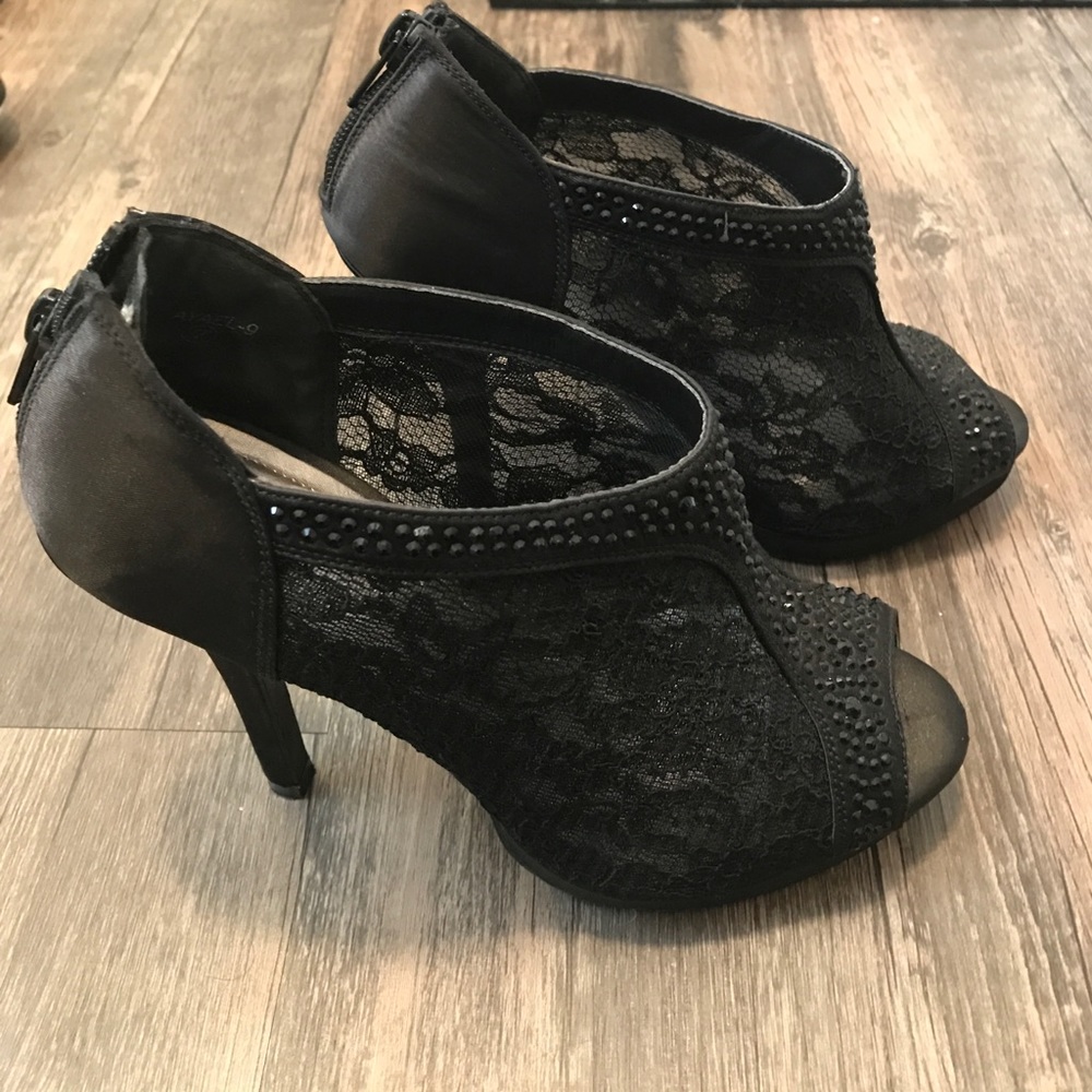 David's Bridal Michaelangelo Black Lace Heels