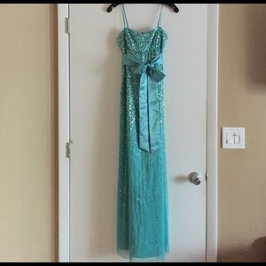 Adrianna Papell - Gorgeous sequined gown