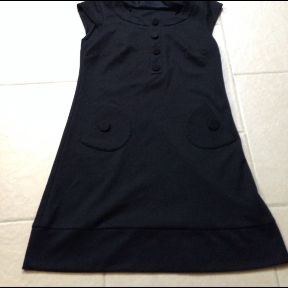 Button details and pockets! Cute shift