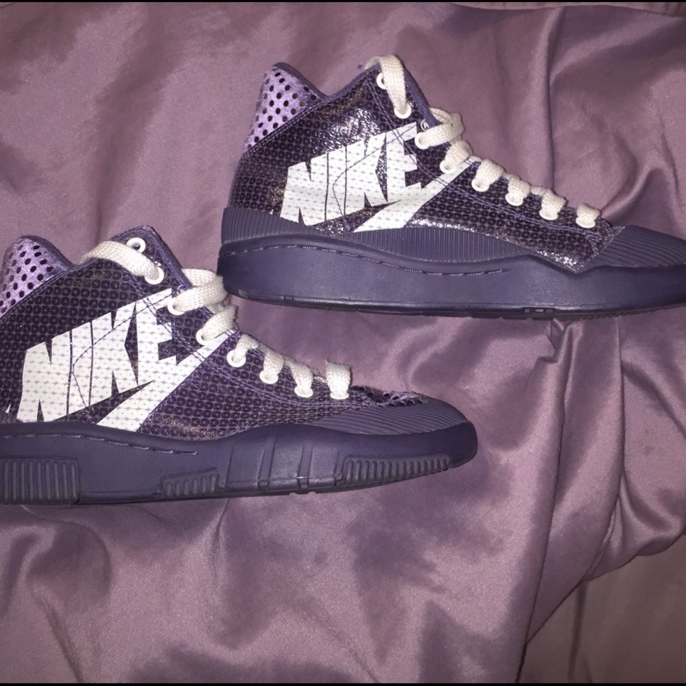 Nike purple sneakers size 7 very retro, very nice