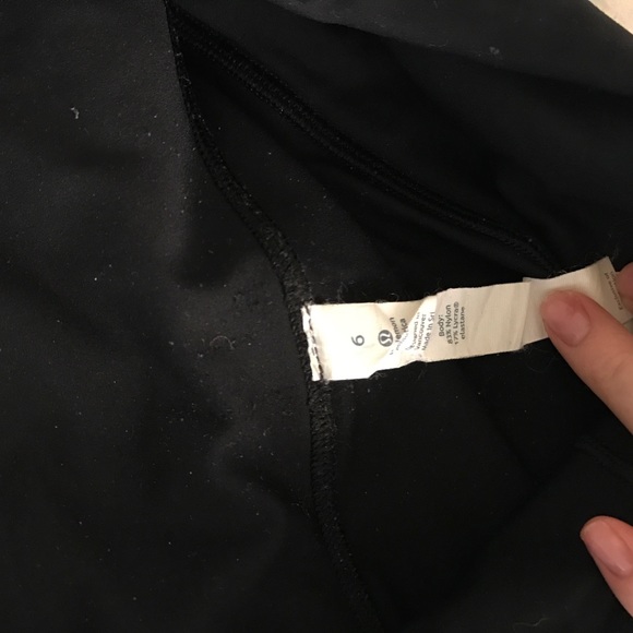 100% Auth Lululemon High waisted black legging - Picture 2 of 5