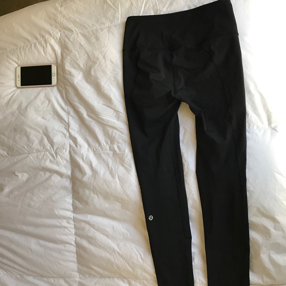 100% Auth Lululemon High waisted black legging - Picture 4 of 5