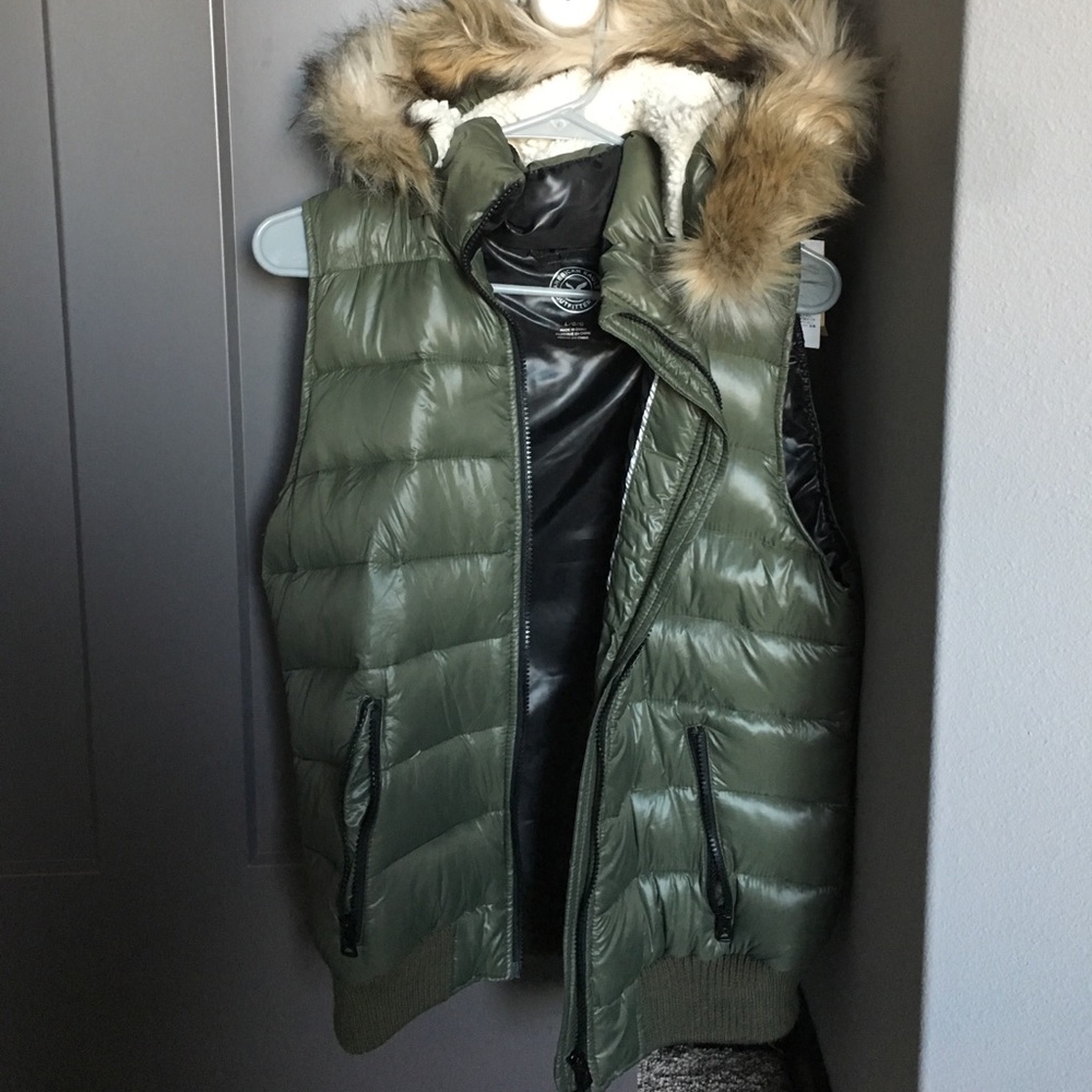 American eagle women's puffy vest.