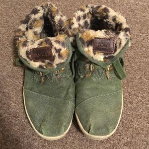RARE High-top army green/faux leopard fur Toms