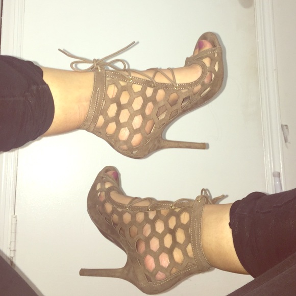 New Size 6 tan spring open toe heels! - Picture 3 of 3