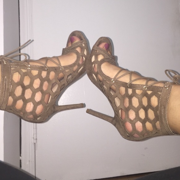 New Size 6 tan spring open toe heels! - Picture 2 of 3