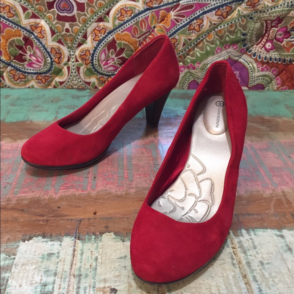 Giani Bernini, Size 7, Red Suede Pumps.