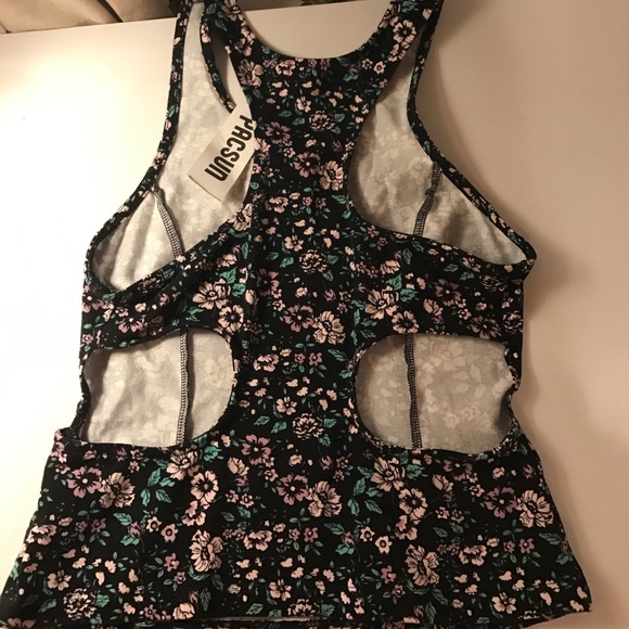 Nollie tank top with flowers and cutouts - Picture 5 of 5