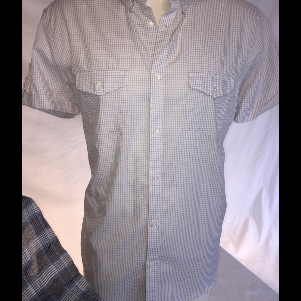 Men's Short Sleeve Button Up. Large.