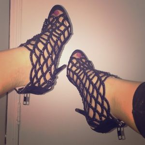 New Nine West size 6M black gem heels!