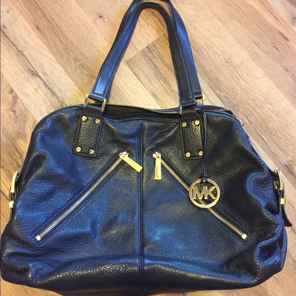 GOT TO GO! 😁 Large, beautiful Michael Kors purse