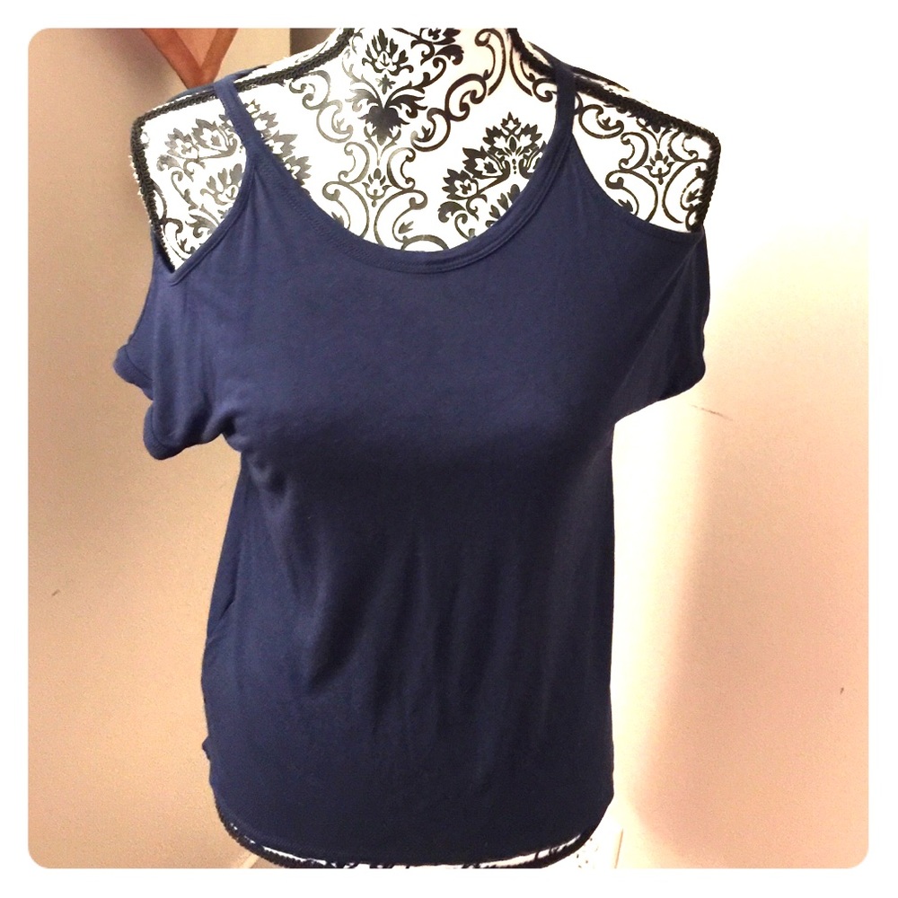 🌼🌼BCBG shoulderless top🌼🌼