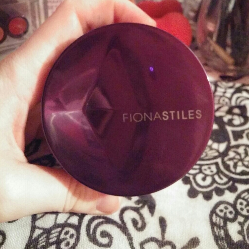 FionaStiles Setting powder!