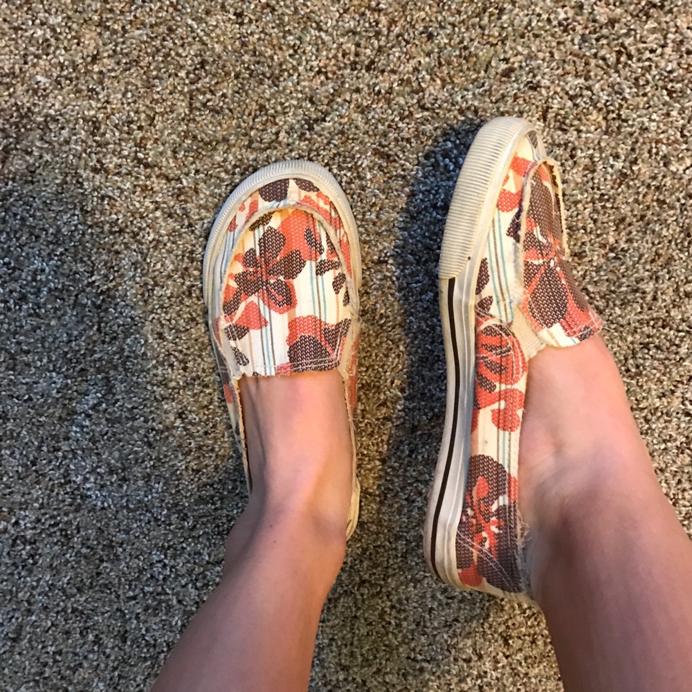 Hawaiian print slip on shoes / flats