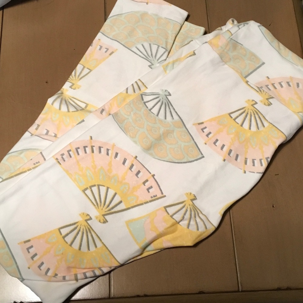 LuLaRoe OS leggings, unique fan print