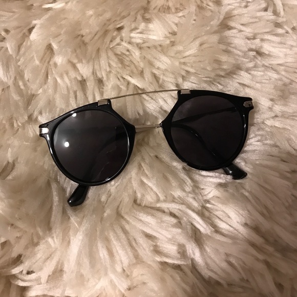 Urban Outfitters Accessories - NWOT Black and silver chic sunglasses