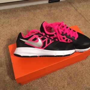 👧🏽 11.5 Nike Sneakers New Pink Black