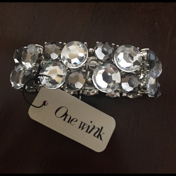 Beautiful NWT Silver and Gray Stretch Bracelet - Picture 2 of 3