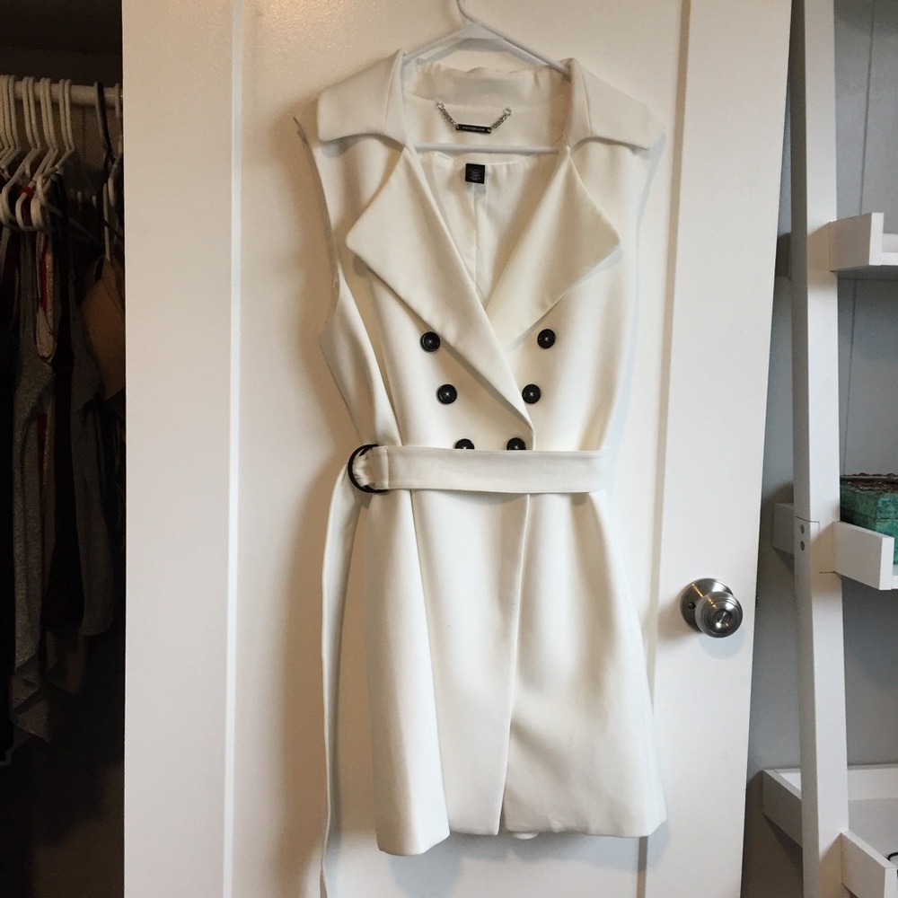 MAKE OFFER!! White House Black Market White Vest