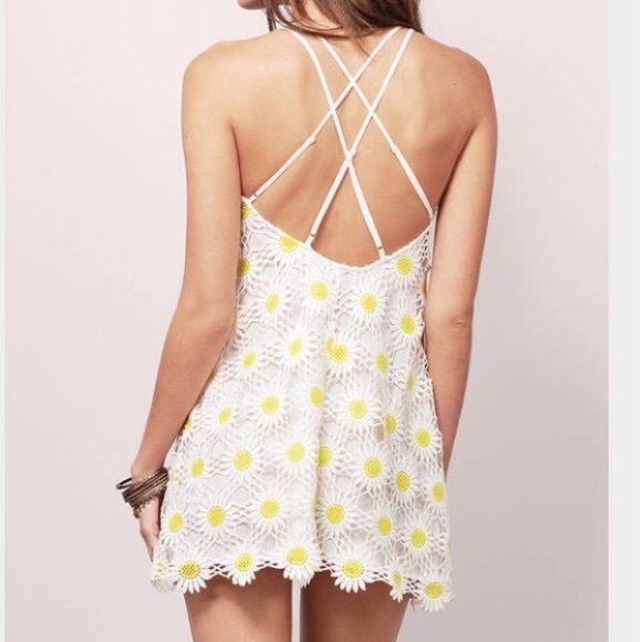 TOBI Sweet Summer Kiss Daisy Crochet strappy Mini - Picture 4 of 8