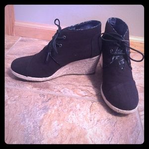 Toms Black Wedge Size 9 like NEW!