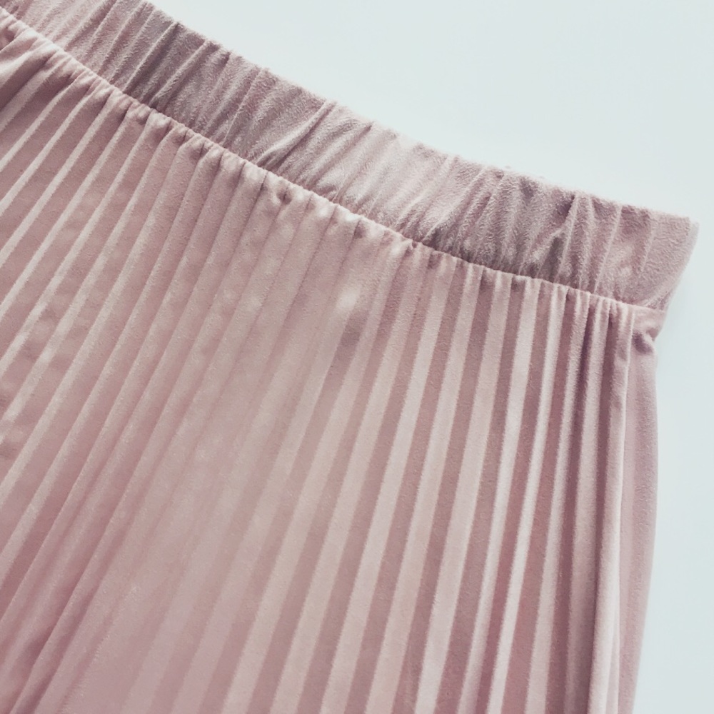 FLASH SALE❗️5⭐️Blush faux Suede Pleated midi skirt - Picture 2 of 6