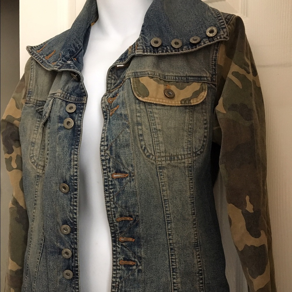 SOLD ON Ⓜ️ Vintage Dolce Gabbana denim Jacket