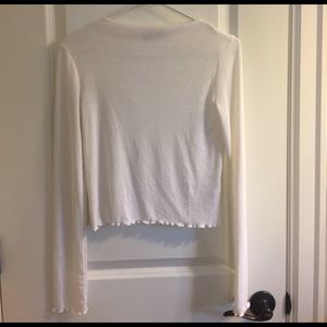 Cropped, white t-shirt with sleeve and trim detail