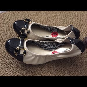 Price Reduced! Tahari Flats Size 6 Tan and Black