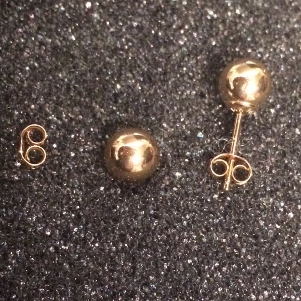 1 hr sale 🌈🌈14k 14 it Gold Ball Earrings