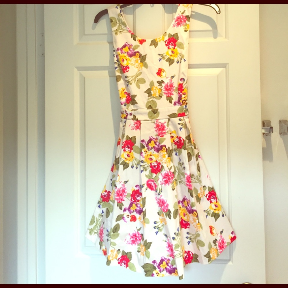 Floral Knee Length, tie-back 👗