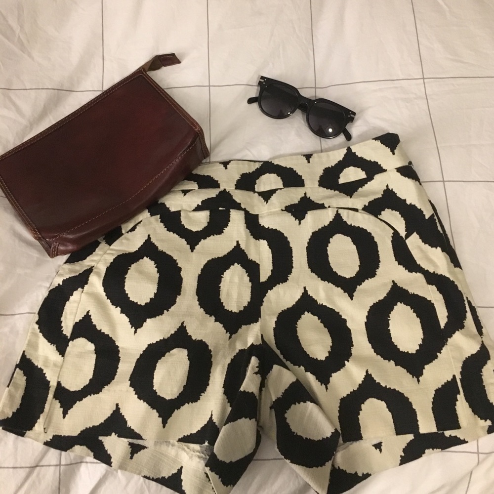Anthropologie ikat shorts, cartonnier