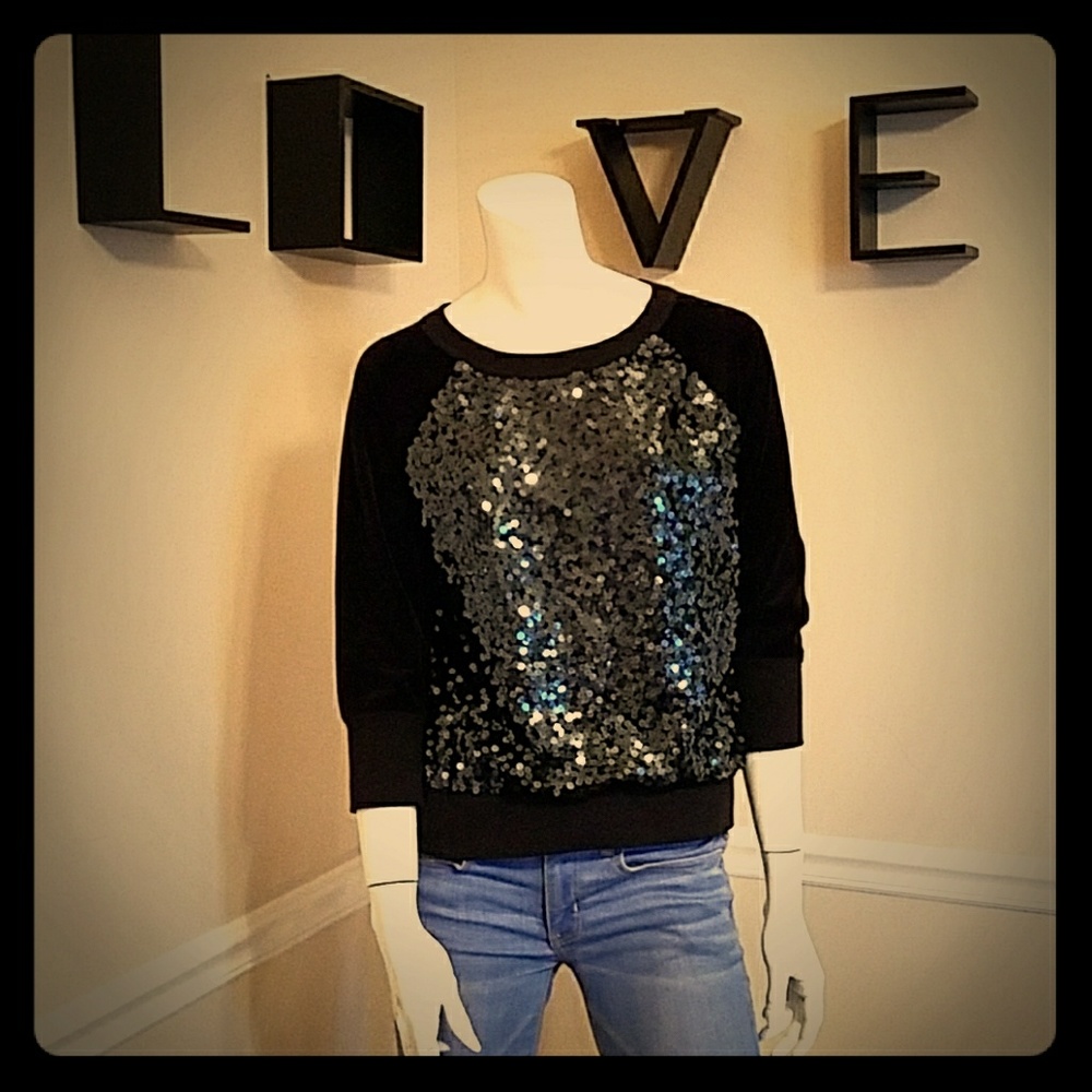 Beautiful top that can be dressed or down