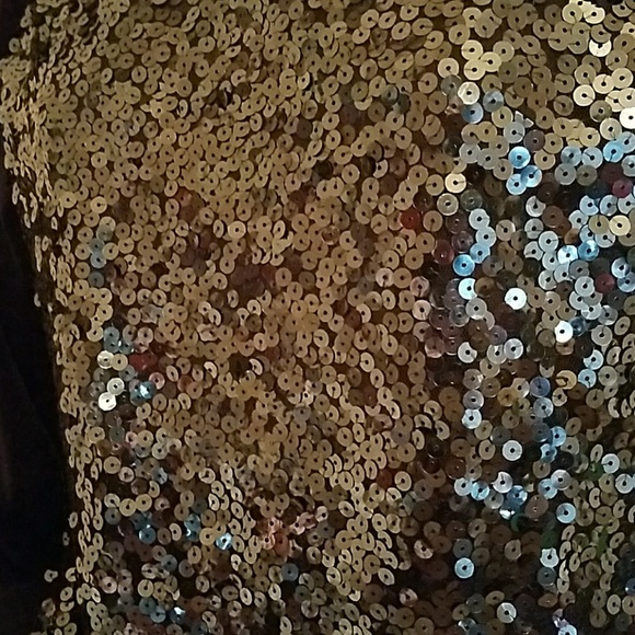 Beautiful top that can be dressed or down - Picture 3 of 4