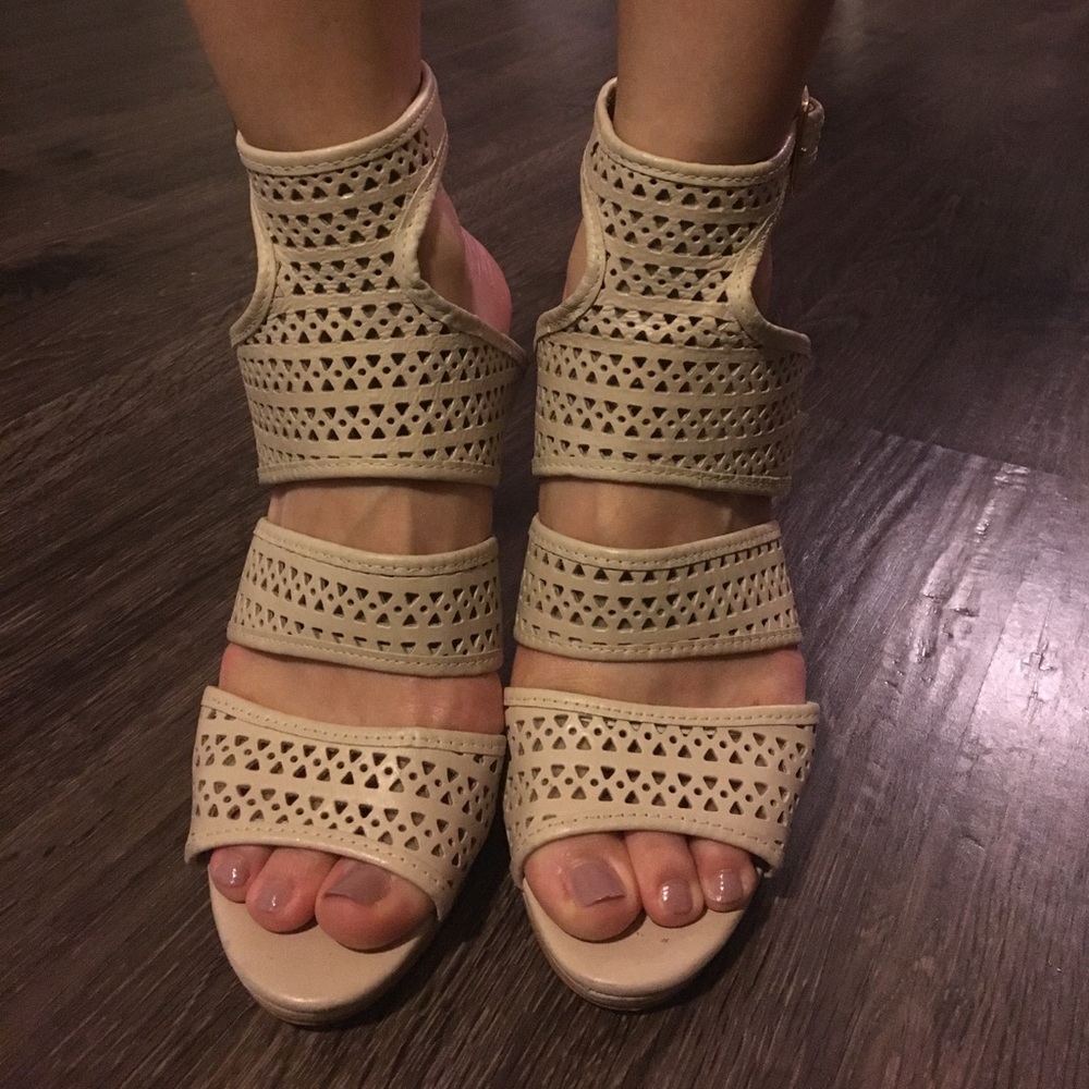 Ponta Dos Pes beige sandals