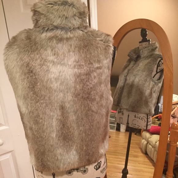 Faux fur vest - Picture 2 of 2