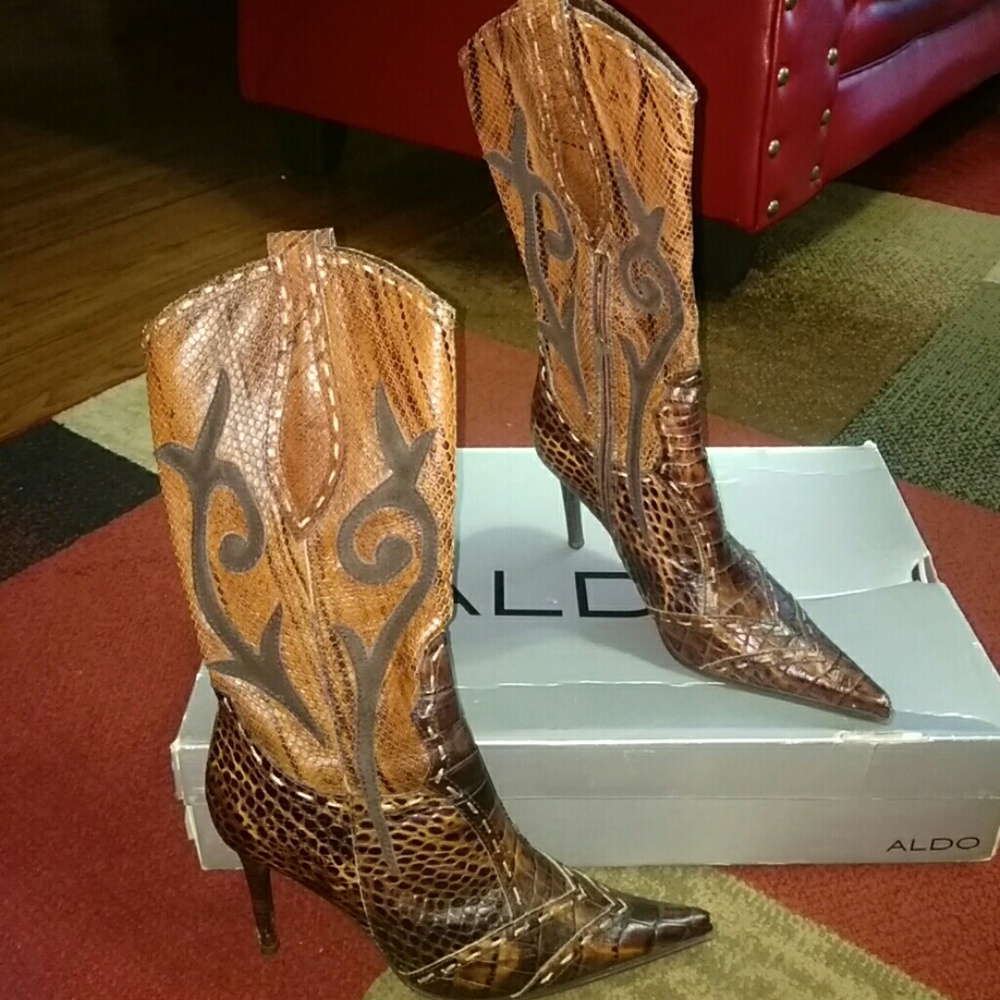 Beautifully snake skin detailed material.