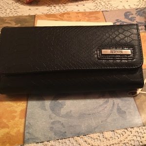 Kenneth Cole Reaction Womens TriFold Wallet